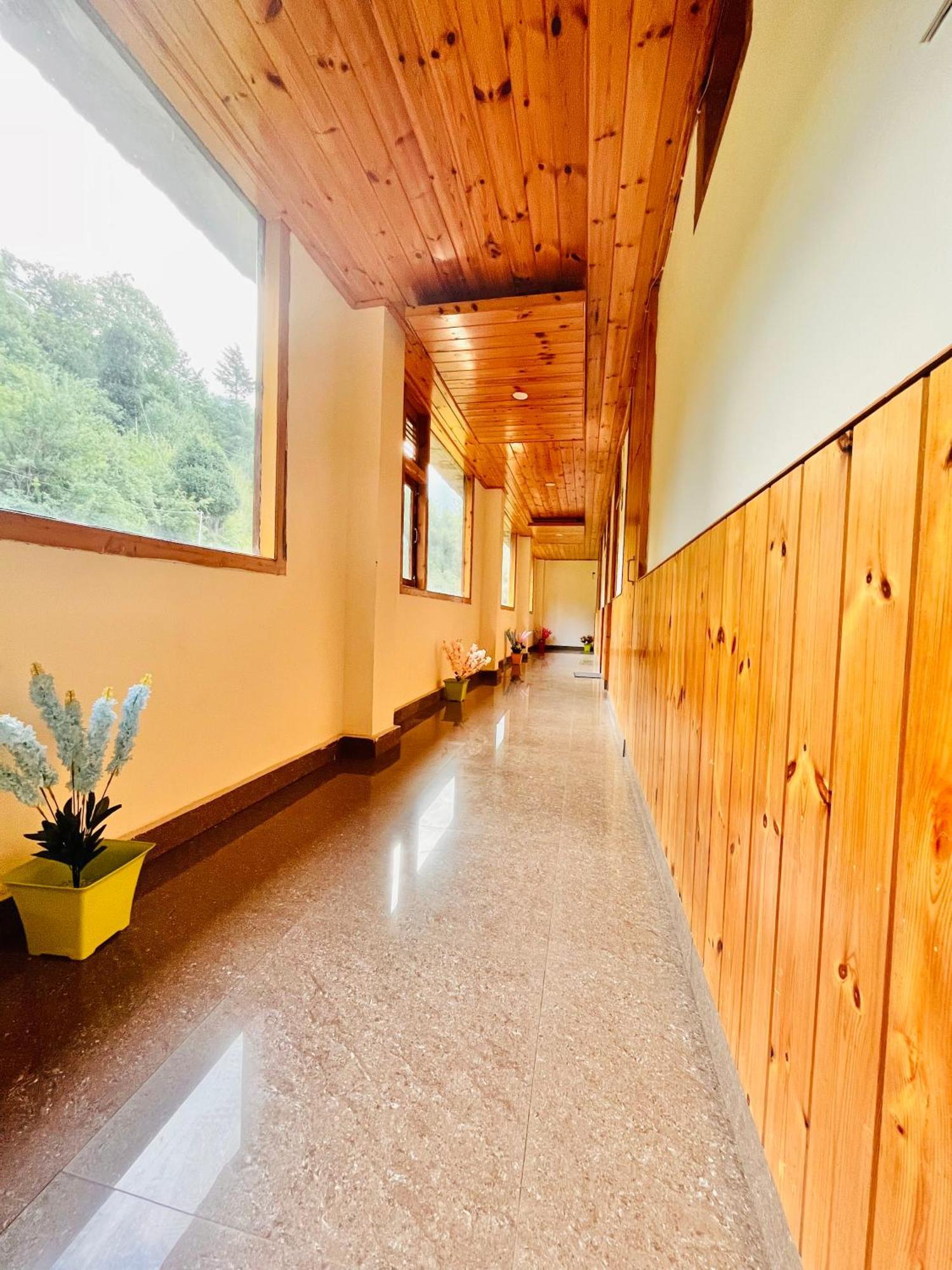 Himalayan Riverside Resort, Manali Exteriör bild